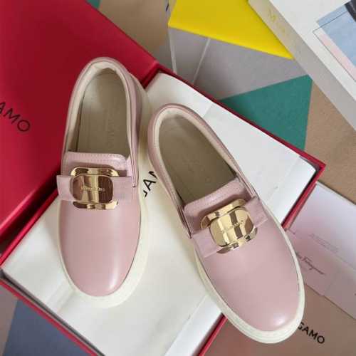 顶级版本：女款 Ferragamo菲拉格慕 最新Vara系列 厚底 铭牌 蝴蝶结 乐福鞋 原版购入开发 做货 这款休闲便鞋灵活百搭，适合各种休闲场合。鞋面选用柔