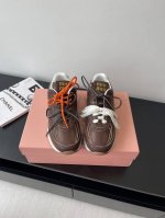Miu Miu 缪缪 最新款复古风老爹鞋 运动鞋 颜值担当火爆款运动鞋 不得不入的一款 做旧时尚 简约高级 随意搭配上脚非常舒适 年度必入款 最新走秀款运动老爹