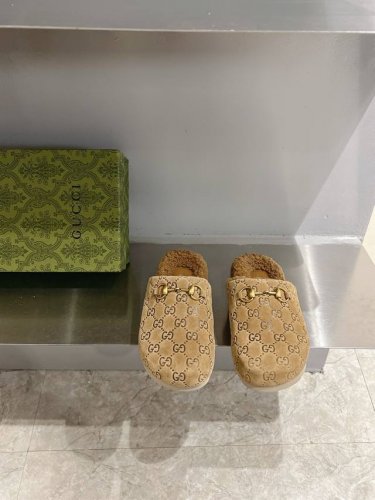 高品质 Gucci 24ss 秋冬新款 平底羊毛拖鞋 超舒适的 双带毛拖 简约随性 时髦有范，慵懒又不乏高级感，最舒适的拖鞋没有之一 随意上脚都好看有型，绝绝子
