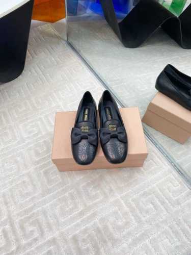 出厂 Miumiu春夏新品蝴蝶结配饰雕花冲孔平底乐福鞋单鞋拖鞋系列 即优雅又可爱 带弧形的小圆头 完美演绎赫本风 上脚可爱又减龄 配上袜子满满学院风 鞋面采用进