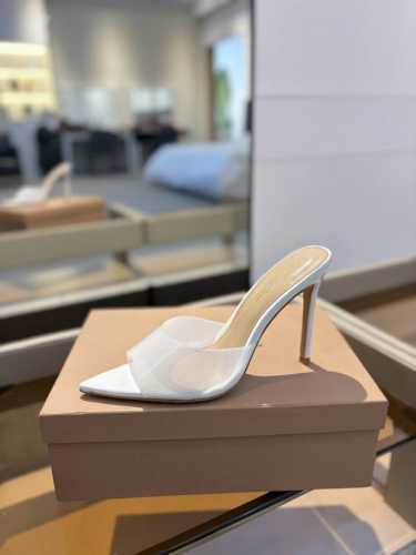 {半拖} 吉安维托 罗西 Gianvito rossi Eiko Stiletto，轻松移动。这款 Gianvito Rossi 拖鞋采用配有精致的胶片，可抚摸