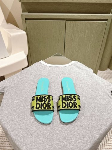 迪奥 Miss Dior系列平底拖鞋 字母刺绣Logo拼色一字拖鞋 1 专柜同步最新配色夏季胶囊系列立体刺绣度假字母拖升级版 美爆的全新系列 暴走利器原Ban开