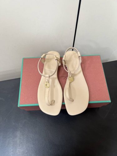 loro Piana经典爆款出品Lp顶级版本 英伦夹脚拖鞋凉鞋 原来这就是传说走两万步都不会累脚的夹脚凉鞋把颜值和脚感都拿捏住了，上脚一走就会被彻底沦陷～极简的
