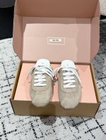代购级 Miu Miu 25Ss早春新款德训包头拖鞋 官网同步高版本 原版牛皮面料搭配精致芽边 每一寸皮质都透着低调的奢华感 穿上就是 不刻意的高级 可调节绑带