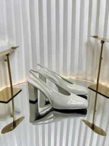 prad* 普拉达 25ss早春新款 绝美方头高跟方跟粗跟凉鞋后空单鞋。时尚界久违的极简之美 经典时尚配色 毫不费力的优雅风来袭 时髦 精致 绝美 方头开边珠外
