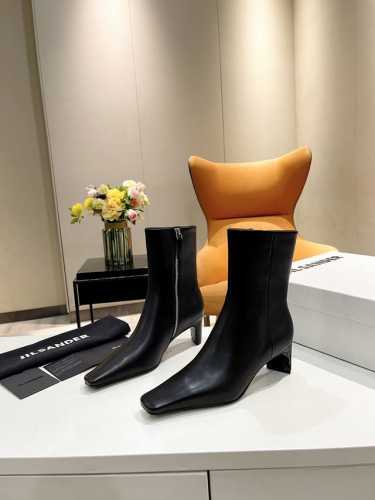 品 牌：Jil sander jil sander 方头方跟设计理念走到哪里都带着暗黑高端的范 小红书微博随便都能刷出几个明星或网红在穿， 设计线条显瘦且百搭