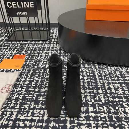 爱马仕 HERME*H家24vs秋冬新款靴子系列 爱马仕 HERMES 扣带修身瘦腿方圆头中跟短靴... 这双靴子应该是爱马仕“平替”了纽约博主的超摩登经典秋冬 - 点击图像关闭