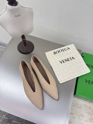 一体手工 编织无接缝 bv Sofia 平底手工一体编织 系列单鞋 5 毫米级 编织单鞋 真皮手工编织 杏色 编织 这款经典款 简直Bv最新天花板啦 四色 彩色