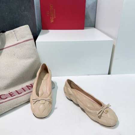 高品质出厂380！顶级品质华伦天奴Valentino 25春夏最新蝴蝶结重工电绣菱格泡棉单鞋平底芭蕾舞鞋！ 原版购入百搭又舒适 内充泡棉电绣菱格鞋面！高级感满满 - 点击图像关闭