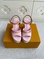 L&V驴家Lv 丹宁牛仔 老花草编坡跟凉鞋 顶级品质 本款 Helios 坡跟凉鞋出自路易威登 X 村上隆再版系列，以麻绳编底致意便鞋设计，再为涂层帆布鞋面融入