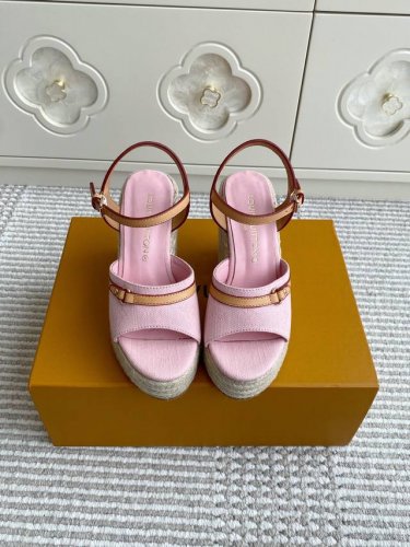 L&V驴家Lv 丹宁牛仔 老花草编坡跟凉鞋 顶级品质 本款 Helios 坡跟凉鞋出自路易威登 X 村上隆再版系列，以麻绳编底致意便鞋设计，再为涂层帆布鞋面融入