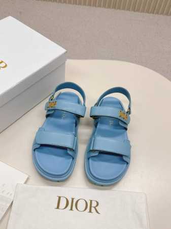 Dior经典款凉鞋 这款混种羊皮 Dioract 凉鞋款式时尚。搭配贴合脚型的内底，采用格外轻盈、舒适的皮革制作。鞋面饰带采用魔术贴开合，搭配金色饰面金属“Di - 点击图像关闭