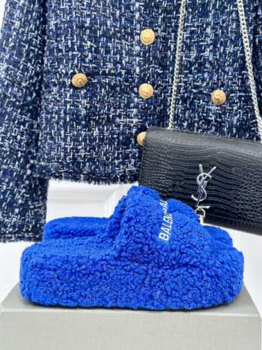 厂价 Balenciaga｜巴黎世家24S新品字母刺绣泰厚底迪毛毛拖鞋 独家正确版本、原版开发、时尚圈内各大网红明星又在拼命种草的款式。火爆整个ins！又是一个