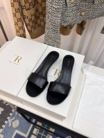 The Row 胎牛皮一字带猫跟拖鞋 高品质极简小众春夏新款性感猫跟极简拖鞋！一如既往的简单，超强设计感，线条简洁流畅 虽然没有过多的元素点缀，但真的很高级很百