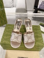 Gucci 女士Gg中跟凉拖 品牌一如既往满足人们对时尚的追求，运用各种造型和款式打造出令人惊艳的混搭单品。这款凉拖以帆布匠心打造，缀饰优雅十足的Gg水晶图案，