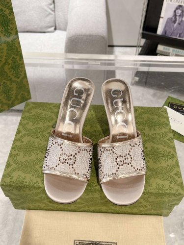 Gucci 女士Gg中跟凉拖 品牌一如既往满足人们对时尚的追求，运用各种造型和款式打造出令人惊艳的混搭单品。这款凉拖以帆布匠心打造，缀饰优雅十足的Gg水晶图案，