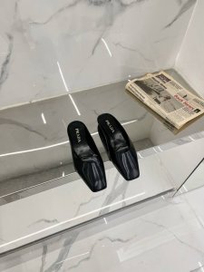 高版本 ‘’ Prad 2025 ss 包头穆勒半拖新款包头穆勒半拖、品质依旧、区别市面抢出版本、自购原版独立开发、鞋面采用订制牛皮开边珠、意大利混种小羊皮垫脚