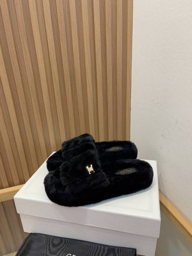 CELINE 塞琳 2024 秋冬新品包头羊毛拖鞋 这一季的赛琳又让我重新爱了它一次！ 这季节美鞋太多这款毛拖 真的是让我无法自拔真太可爱了～ 毛茸茸的羊毛是选