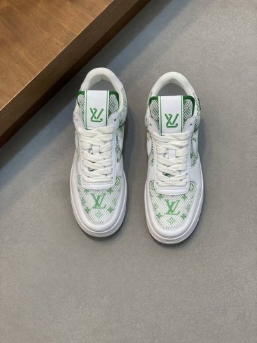 L.V 休闲运动鞋，采用头层牛皮设计，侧身联名印花logo装饰，后侧鞋口和鞋跟处均带有品牌标志性细节，提升格调。时尚百搭，可为各式造型增光添彩。塑造独具动感活力