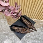 ysl 圣罗兰 Ss 夏季新品 走秀款高跟凉鞋 半拖 全新春夏系列后带方扣高跟凉鞋 尖头高跟拖鞋淡淡的夏日里怎么少得了一双仙女鞋 各种小裙子搭配起来 完全不挑脚