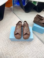 出厂350 Prada 普拉达2025春夏新款凉鞋 罗马厚底魔术贴凉鞋 拖鞋 最新走秀款，经典升级 舒适度与时髦度并存 每个颜色搭配都好看，设计搭配不同风格需求