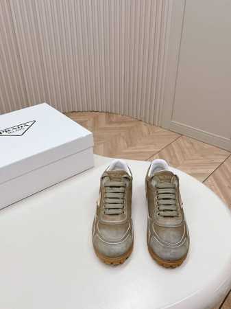 普拉达 Prada 2024新款 阿甘鞋 德训鞋 休闲鞋 反绒皮面 超帅 复古时尚 复古擦色 三角扣搭配 高级气质 随意搭配 上脚非常轻便舒适，鞋面原版牛猄 内 - 点击图像关闭