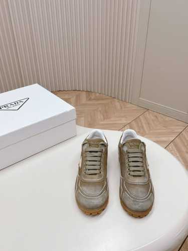 普拉达 Prada 2024新款 阿甘鞋 德训鞋 休闲鞋 反绒皮面 超帅 复古时尚 复古擦色 三角扣搭配 高级气质 随意搭配 上脚非常轻便舒适，鞋面原版牛猄 内