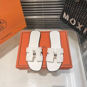 出厂 爱马仕 夏日炎炎新款版型做工材料升级。He市场最高版本纯手工艺这款拖鞋比经典款更舒服，超级显白！鞋子工艺元气满满 。一上脚就别具一格，独一无二，这个夏天你