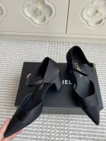 chanel小香2025新款玛丽珍尖头粗跟单鞋 上脚就是有那种说不出来的气场 一秒击中小心心经典又优雅非常淑女的一款 符合仙女们的审美 尖头设计也显脚瘦 舒服不