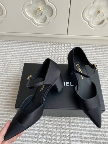 chanel小香2025新款玛丽珍尖头粗跟单鞋 上脚就是有那种说不出来的气场 一秒击中小心心经典又优雅非常淑女的一款 符合仙女们的审美 尖头设计也显脚瘦 舒服不