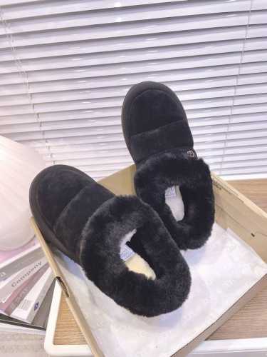 UGG P: Size：女码35-40 ugg毛毛虫雪地靴 秋冬街边感 随手拍 一双雪地靴 一秒秋冬氛围感来了 超模们的选择 极简每天都要温暖又时髦 隆丰A级羊