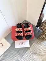 出厂价P 、 Valentino 华伦天奴25款大V扣魔术贴沙滩凉鞋 魔术贴休闲凉鞋，夏日沙滩鞋！大V扣凉鞋 专柜断货王！万能百搭神器，上脚舒适超舒服的一款凉鞋