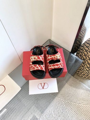 出厂价P 、 Valentino 华伦天奴25款大V扣魔术贴沙滩凉鞋 魔术贴休闲凉鞋，夏日沙滩鞋！大V扣凉鞋 专柜断货王！万能百搭神器，上脚舒适超舒服的一款凉鞋
