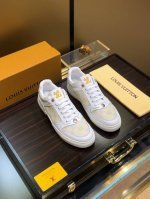 商品名称：Louis Vuitton 路易 威登 正规码数: 38-44 休闲鞋 商品材料：精选 牛皮鞋面，柔软羊皮内里；原厂大底。
