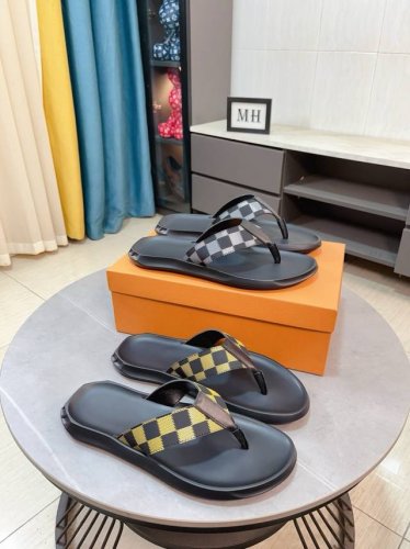 出厂价P Lv-路易威登 新品男士凉拖鞋，高端精品，鞋面精致压花Logo装饰，精细做工，鞋底超软，休闲宽松舒适型，夏季必入哦！ Size：38-44