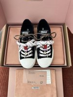 顶级品质 * 25Ss春夏水洗丹宁牛仔运动鞋 原版购入代购级别 -黑色 材质与工艺 原版水洗丹宁牛仔 原版织物衬里 鞋面搭配橡胶趾帽 鞋舌和鞋垫均饰有丝印徽标