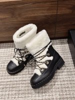 香奈儿秋冬羊毛短靴新品 皮毛一体材质和小牛皮搭配，高级感拉满经典皮跳穿链条装饰，搭配金色圆扣眼，搭配一圈金色小铆钉，细节可谓诚意满满！ 鞋底高密度发泡组合鞋底，