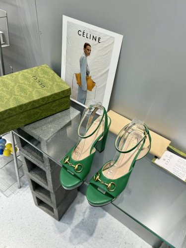 工厂价 G家顶级代购 GUCCI 2024夏季新款 恨天高高跟水台凉拖鞋经典马街链条扣 上脚非常完美，优雅大方并且性感！ 面料：牛皮 内里 垫脚：进口羊皮里 鞋