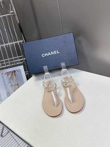 chanel香奈儿夏季新款夹脚人字拖海滩必备款 超多网红时尚博主种草 夏天必备 夏季夹脚双C五金扣拖鞋、百搭显脚瘦气质款，颜值爆棚的一款拖鞋，任意搭配都很绝！懒