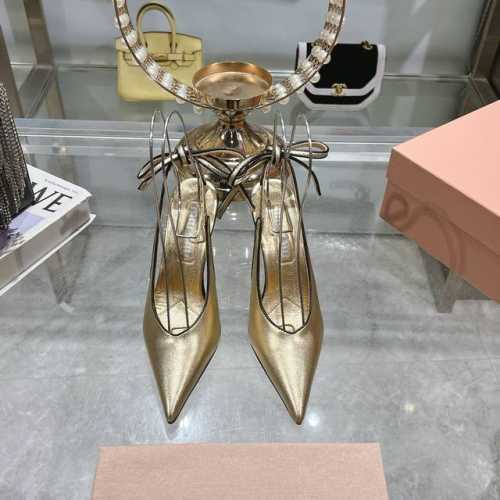 出厂 原版一比一复刻顶级Miu Miu 缪缪25春夏 尖头高跟后空绑带凉鞋一眼看上miumiu这双高跟鞋，上脚果然更惊艳~镂空尖头、蝴蝶结，集性感与于一体的高跟