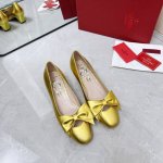 Valentino 华伦天奴 新款蝴蝶结单鞋 面料：羊皮 内里：羊皮 大底：真皮大底跟高：4.5cm. SIZE：35一41