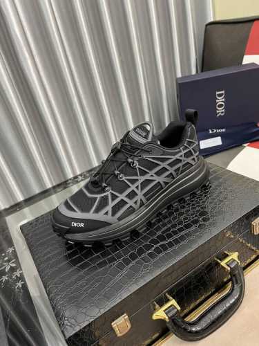出厂价 B31 Runner 运动鞋突显时髦轮廓，饰以曲纹藤格纹，以结构风格重新演绎经典图案，丰富了迪奥二零二三夏季男装系列。采用徒步鞋的先进工艺精心制作，将户