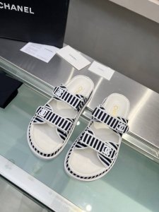 出厂价p 新款小香新颜色条纹进囗材料，里皮是原特意订制皮料。 复古女拖鞋.一直以来异常的盛行. 这款致敬经典系列！ 上脚超好看～潮人必备时尚单品， 底材:私模T