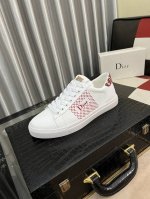 出厂价 Dior 迪奥最 2024新款精心打造，引爆全场！不断创新的国际品牌 此款男士四季休闲鞋，原版版本，鞋面采用牛皮面料 ，皮垫脚真爆超轻大底，透气舒适以质