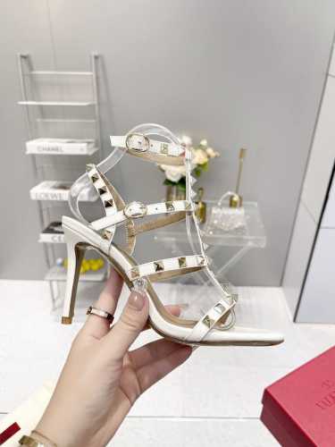 Valentino专柜新品给大家推荐一款 网红街拍都爱搭配的腔调单品哦~ 跟着时尚达人的步伐来走准没错！搭配上简单或时尚款的衣服穿，鞋面镂空设计搭配V家经典铆钉