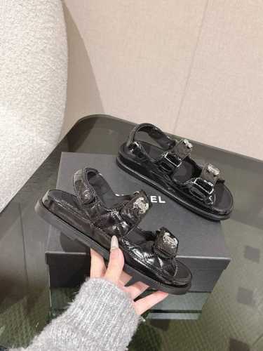 真皮底 * 25p 春夏经典款！ 沙滩鞋全网爆爆爆！专柜最新款，上脚依然让我心甘情愿剁手入，购入手才会知道它的时髦，人气爆款必须得有它排名，四季搭配都无敌了，各