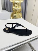 圣罗兰 :黑色牛皮 橡胶底 真皮底 码数35-44 42.43.44定做不退换 面料 头层牛皮 羊皮里 这款便鞋风格优雅 穿搭轻松 洋溢清新朝气 灵活演绎百变造