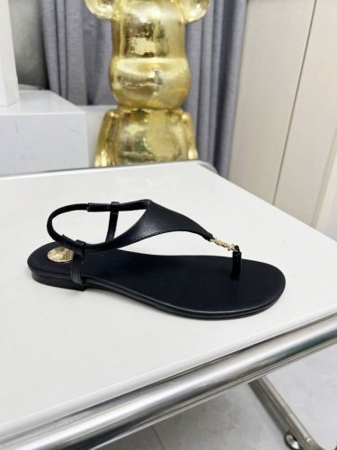 圣罗兰 :黑色牛皮 橡胶底 真皮底 码数35-44 42.43.44定做不退换 面料 头层牛皮 羊皮里 这款便鞋风格优雅 穿搭轻松 洋溢清新朝气 灵活演绎百变造