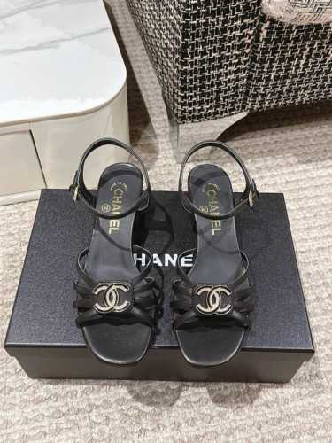 Chanel 25S春夏新款专柜顶级双C蝴蝶结凉鞋 这款经典设计；蝴蝶结搭配双C的点缀 俏皮又优雅 多种配色元素 多元化混搭非常好看百搭，上脚非常轻巧舒适 超级