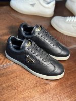 售 价: 商品商标：Prad* 普拉* 低帮运动鞋 正码码数: 38-44 可订做45.46 商品材料：鞋面专柜原版材料，舒适内里，原版大底。 编 号：9643